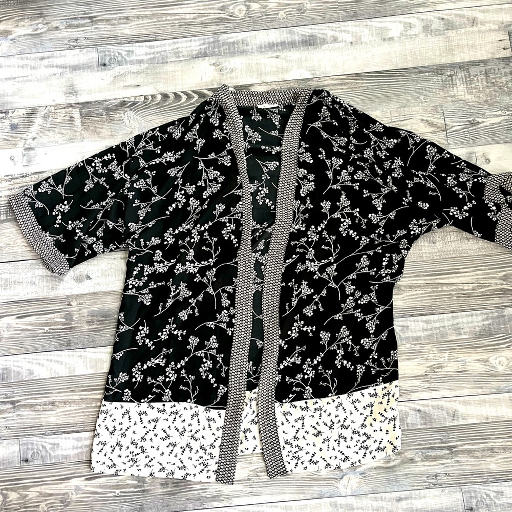 Maurice’s Kimono 0-1 Plus Black/White small floral design Flowy